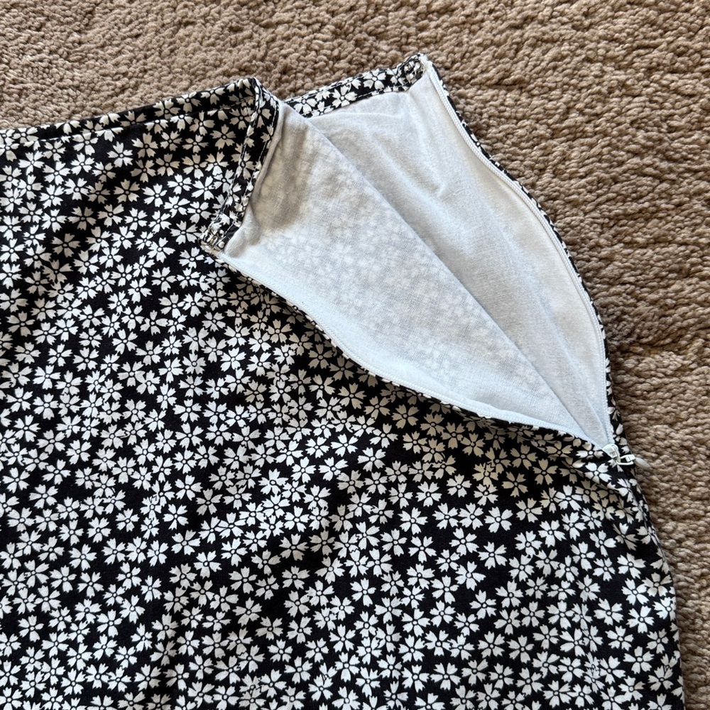 Casual Corner Black and White Floral A-line Skirt. Size 12 - Picture 4 of 10